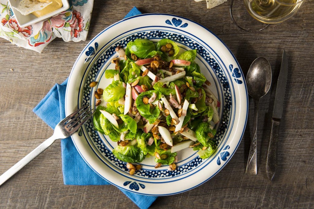 Salade tiède de choux de Bruxelles aux lardons et pommes, vinaigrette au cidre de glace