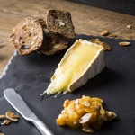 Tranche de fromage Riopelle servie coulante, confit d’abricots secs au citron