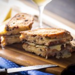 Double grilled-cheese au vieux cheddar sur pain aux canneberges